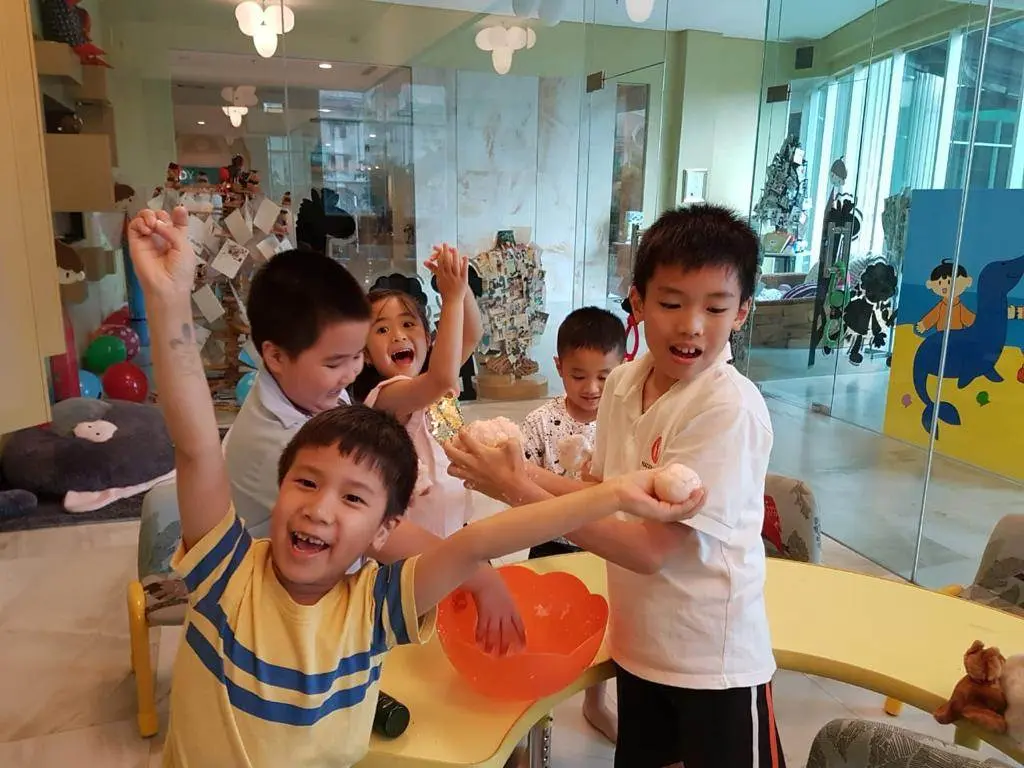 Anak-anak mengikuti aktivitas bersama di ruang kelas Phonics World Indonesia