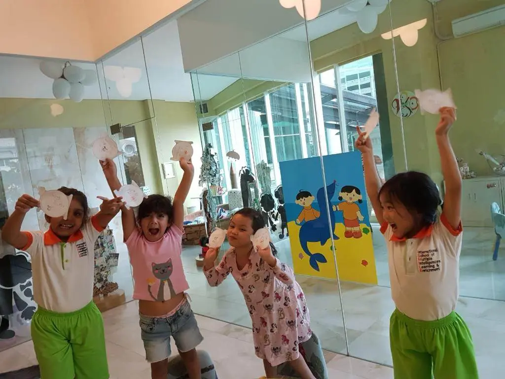 Siswa mengikuti kegiatan kelas yang menyenangkan di Phonics World Indonesia
