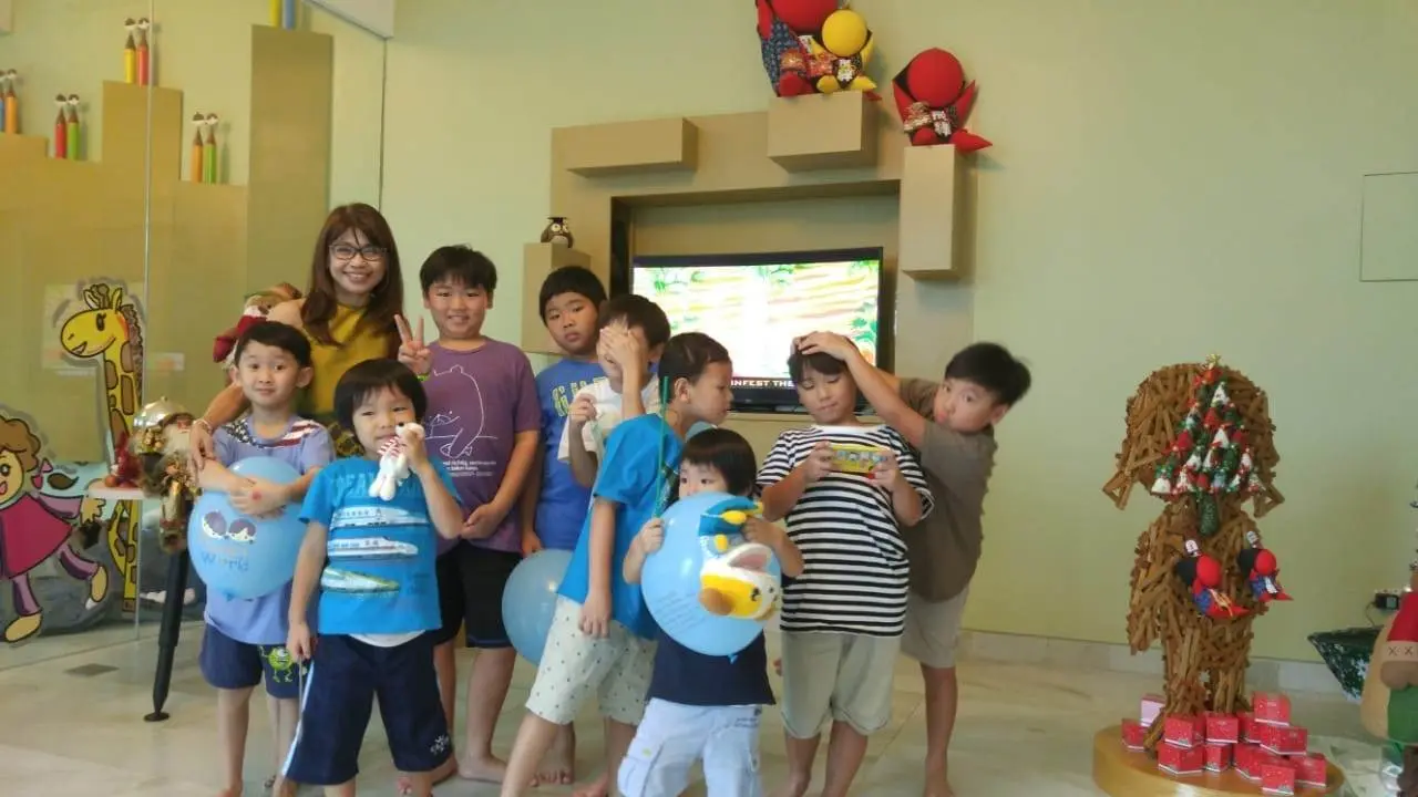 Sekelompok siswa mengikuti kegiatan bersama di Phonics World Indonesia