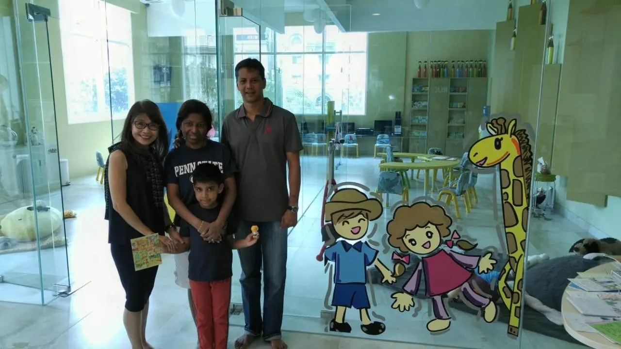 Keluarga berkunjung ke pusat belajar Phonics World Indonesia