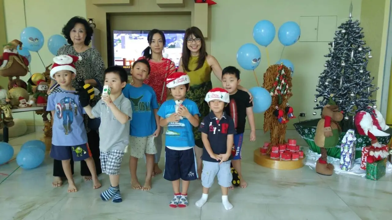 Siswa dan pendamping dalam kegiatan perayaan kelas Phonics World Indonesia