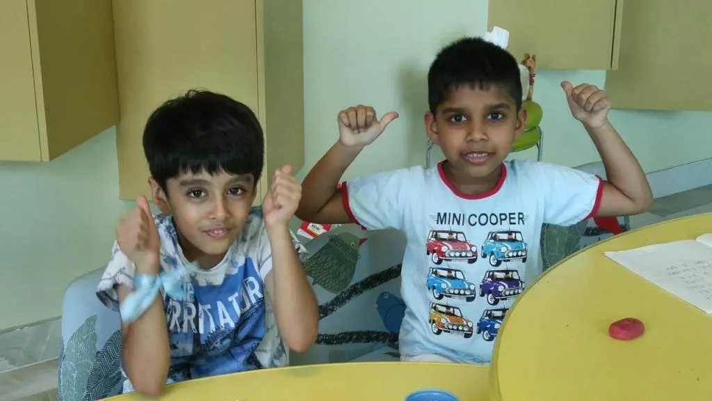 Dua siswa beraktivitas di kelas Phonics World Indonesia